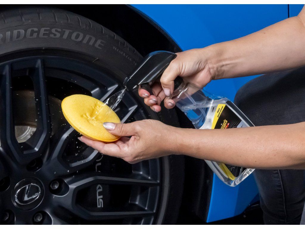 Meguiar's Ultimate Insane Shine Tire Spray při péči o pneumatiku
